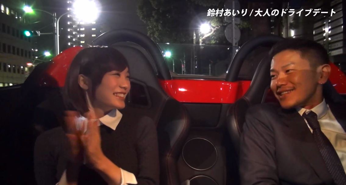 車の屋根が開いて喜ぶ